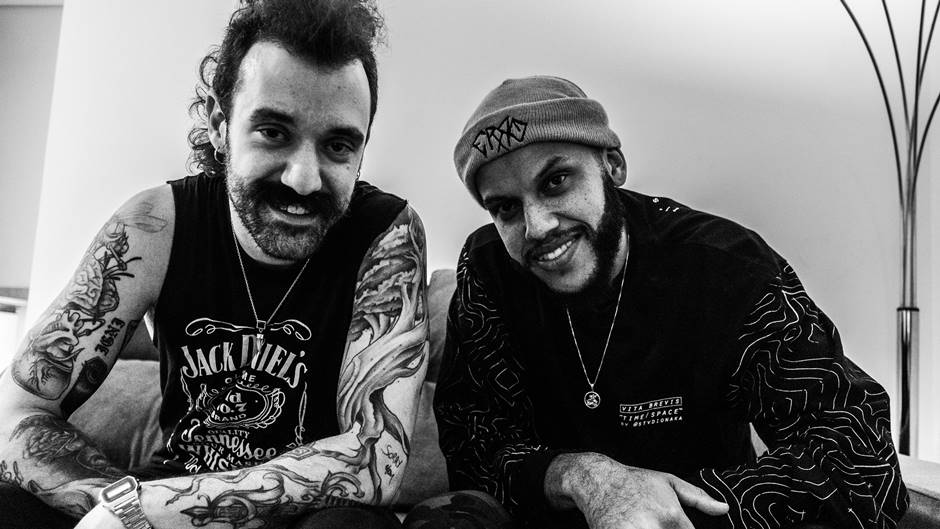 Joe Sujera e do guitarrista e produtor Thiago Ticana