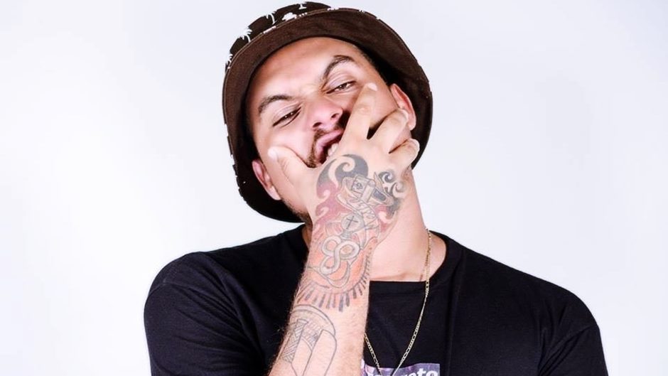 O rapper pernambucano Diomedes Chinaski, divulgou a capa da sua nova mixtape, intitulada de "Coração Partido"