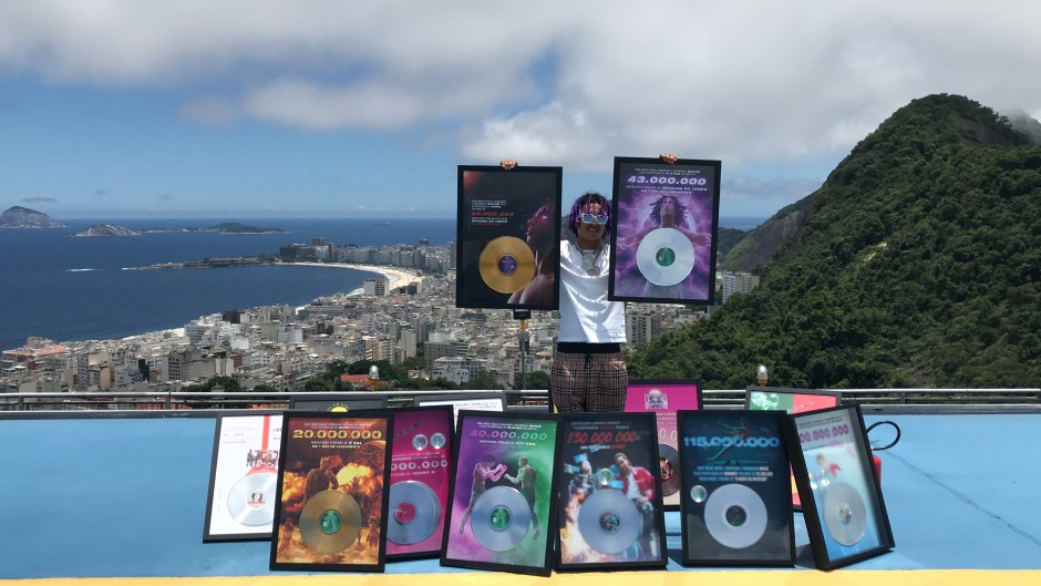 O fenômeno Matuê: Em ação grandiosa, rapper recebe 14 quadros com certificações pelo novo álbum, "Máquina do Tempo"