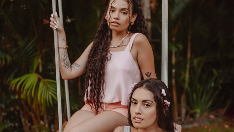 A dupla Carol & Vitoria abraça o flow carioca do trio RESENHV dando origem ao single “Meu Quintal”, que acaba de chegar aos apps de música.