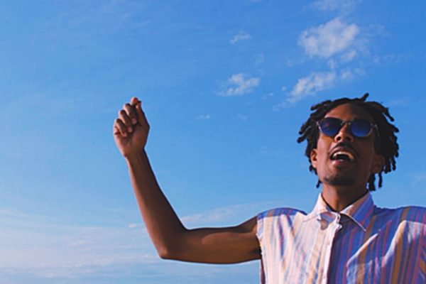 “Acorda pra vida”: Perto do mar e da família, novo clipe de Éuduke mostra o valor da simplicidade