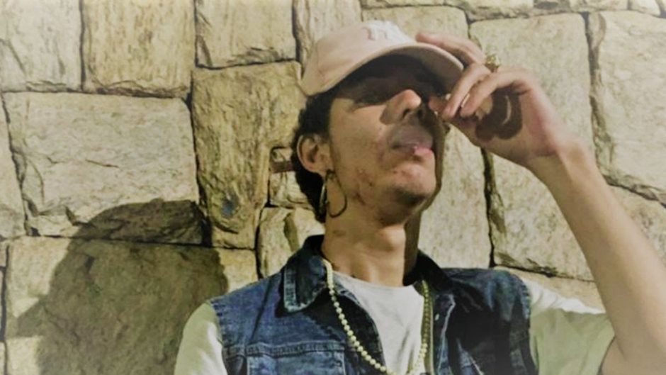 Quando Ela Me Viu Na Velon. Esse é o nome do novo single de LiL MinD. A faixa marca a estreia do músico nas plataformas de streaming e reflete sobre uso de LSD em meio a um relacionamento enquanto aborda incertezas e inseguranças.