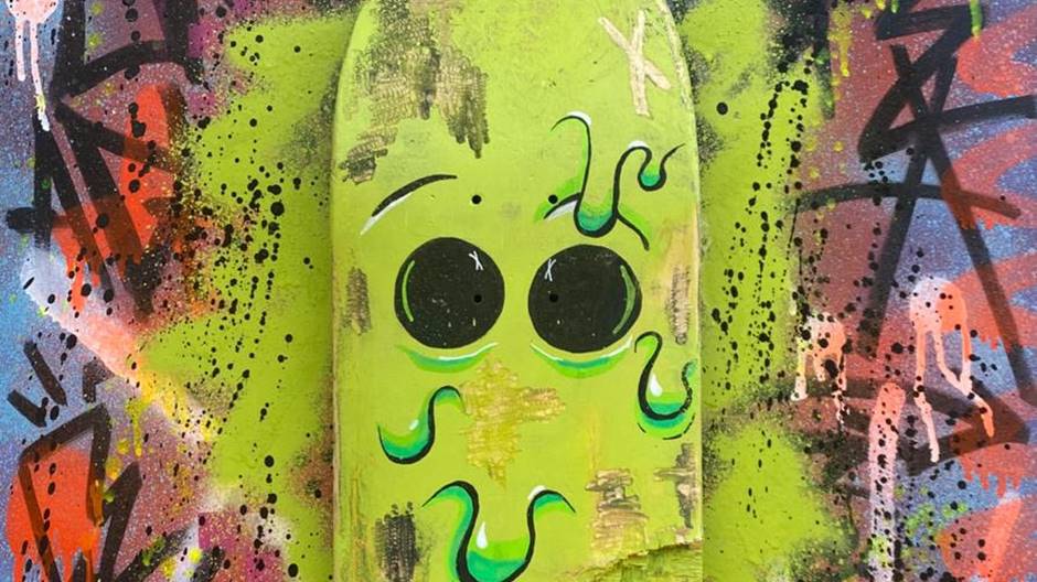 A ideia da coleção do artista plástico Rodrigo KK intitulada “Surf x Skate Shapice Cream” baseia-se na reutilização de shapes de skates e de pranchas de surf
