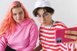 O programa televisivo Big Brother Brasil (BBB) é conhecido por proporcionar o aumento da visibilidade da maioria de seus participantes. Quem entra na “casa mais vigiada do país” – como é conhecido o local onde os integrantes de cada edição permanecem durante cerca de 3 meses –, costuma ver o número de seguidores e fãs aumentar significativamente nas redes sociais.