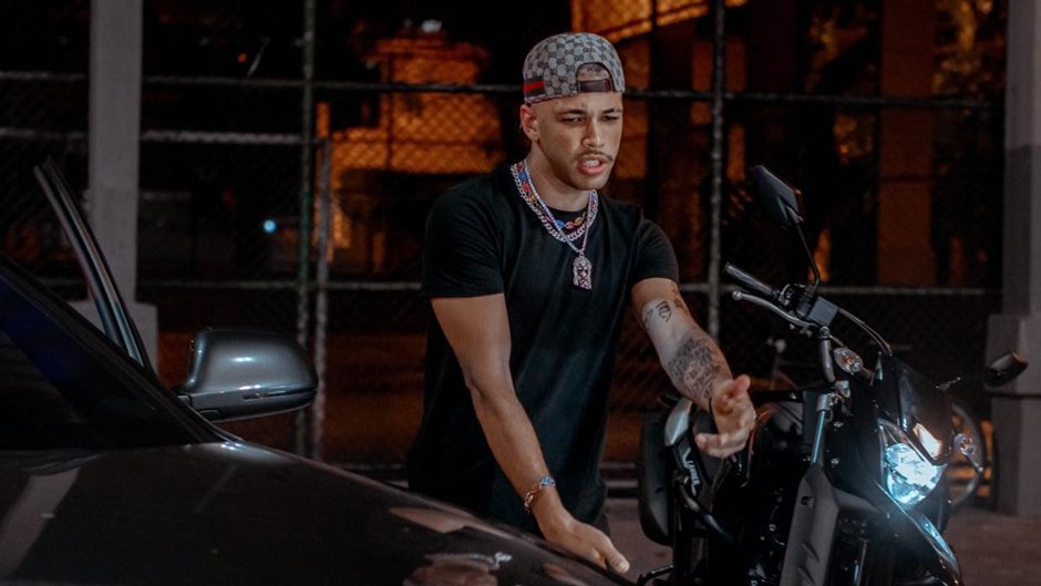 “Mundão Girou” é a mais nova aposta do rapper Drinpe, a faixa, que chegou nesta sexta-feira (19) acompanhada de um videoclipe.