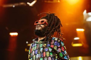 Meneio encontra com o MC Sombra em apresentação inédita