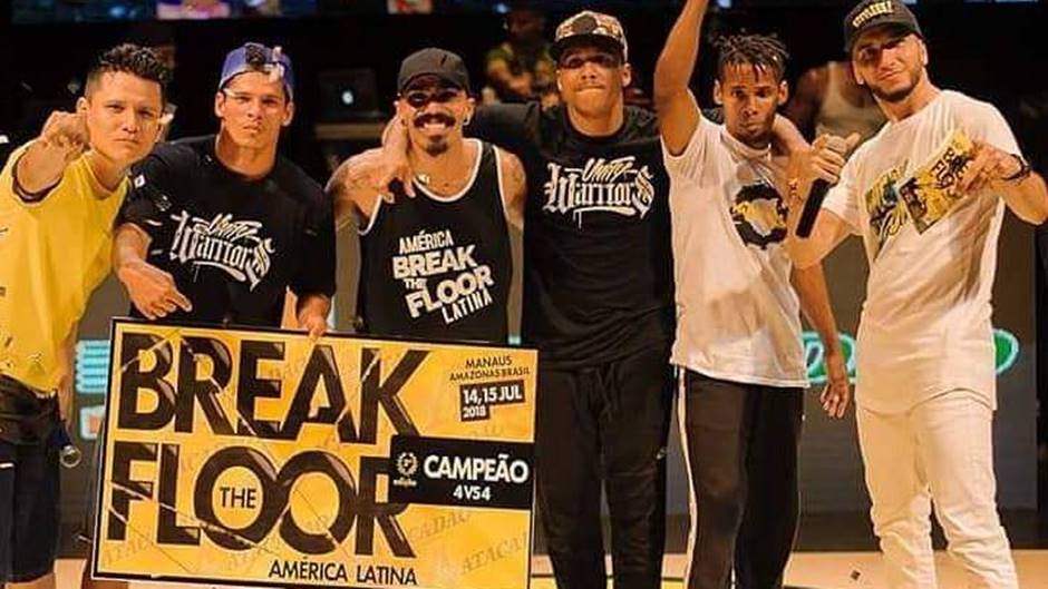 Grupo periférico de São Paulo que já representou o Brasil em grandes eventos de dança em Cannes, Paris e outros lugares da Europa, participa do Mês do Hip Hop 2021 com montagem inspirada nas festas de rua que deram origem à cultura hip-hop.