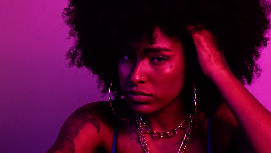 Mayí, integrante do coletivo feminino de hip hop Fenda, na criação de