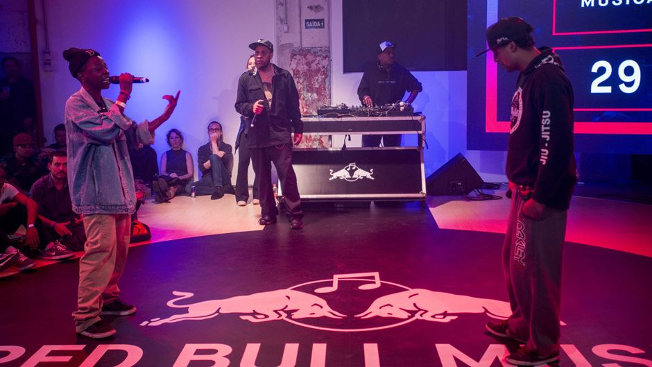 Batalhas de rima mostram a intimidade que rappers possuem com as palavras (Crédito: Fabio Piva/Red Bull Content Pool)