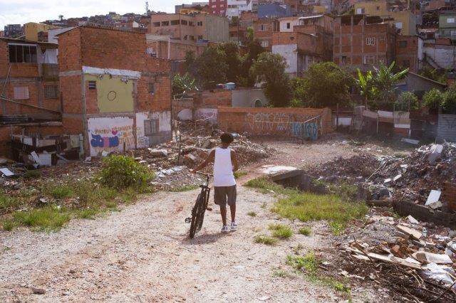 SE PÁ (Brasil, 2021) da cineasta Pri Magalhães, traz a história de vida do artista James Bantu e a sua relação com o bairro onde vive, a Vila Missionária.