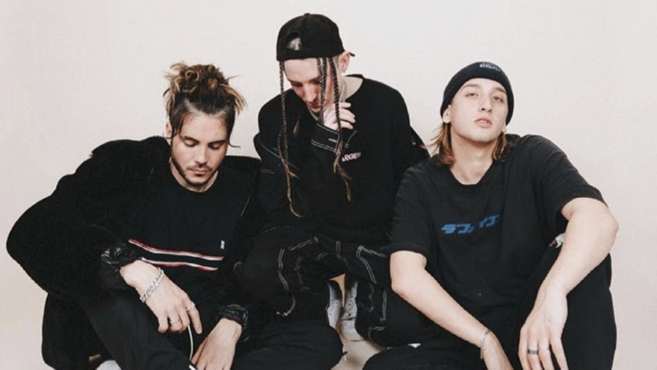 O trio CHASE ATLANTIC - Mitchel Cave, Clinton Cave e Christian Anthony - serve como o elo perdido entre o trap, o R&B e o alternativo psicodélico por meio da experimentação sonora criativa.