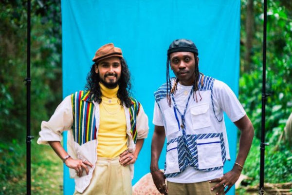 Kafé e Rincon Sapiência nos bastidores do clipe de