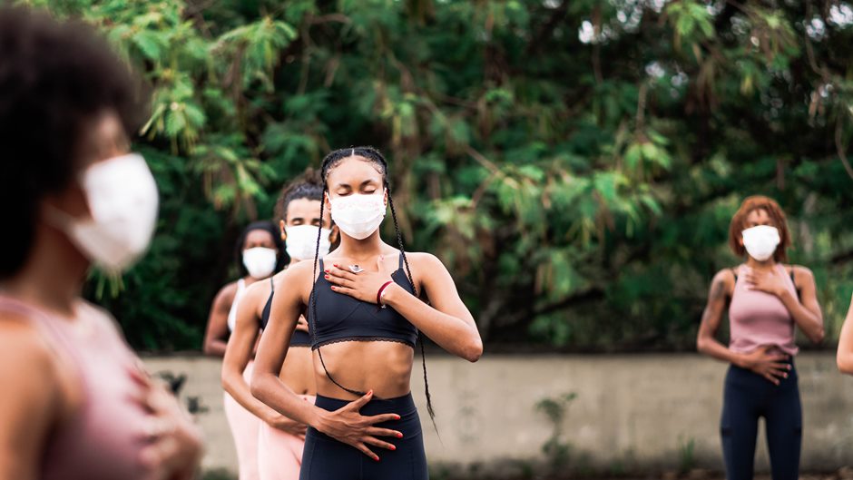 o Ubuntu Yoga surge em meio a pandemia para acolher mulheres pretas e periféricas, com o objetivo de contribuir no autocuidado e saúde mental das mesmas.