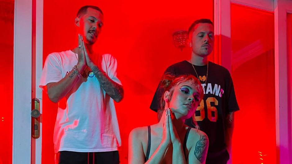 Com muita sensualidade, 3030 lança single