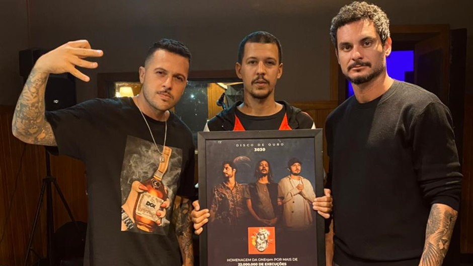 3030 recebe disco de ouro pelo álbum 'Infinito Interno' com menos de um ano do lançamento