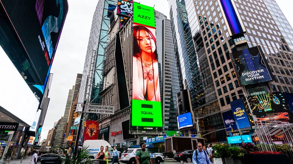 AZZY tem seu rosto estampado no telão da Times Square Da periferia do Rio de Janeiro para o mundo, nesta quinta-feira (19) a artista teve seu rosto estampado em uma das telas mais famosas do mundo