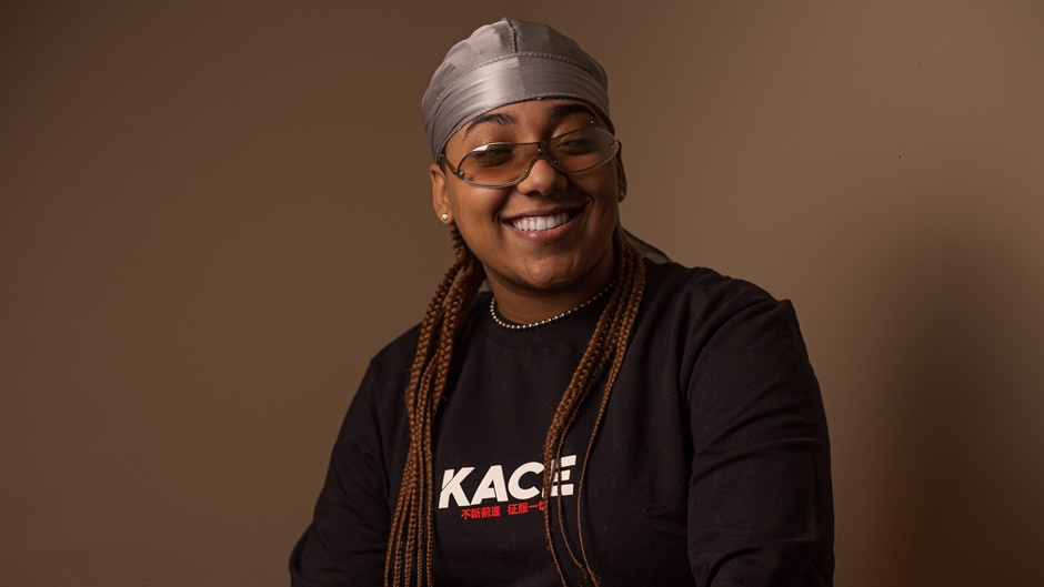 Iza Sabino destrincha vivências LGBTQIA+ e racismo com discurso empoderador no EP Trono de Vidro, lançamento do selo mineiro MacacoLab