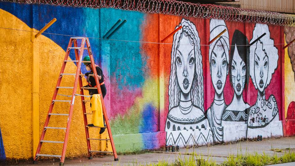 Projeto de graffiti ocupa muro de 2 mil m² em Sabará (MG) com mais de 60% de mulheres na equipe de artistas