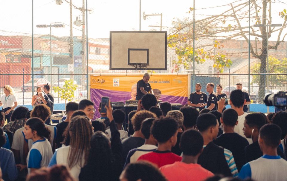 DJ Zullu promove workshops em escolas municipais do Rio em parceria com a Secretaria de Cultura e Economia Criativa do Estado