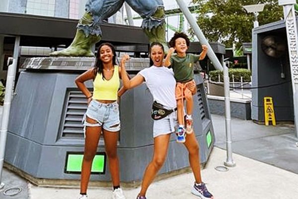Negra Li compartilha momentos com os filhos na Disney