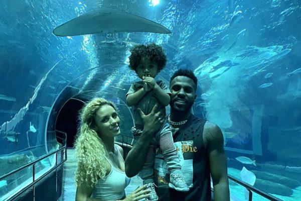 Janson Derulo visita AquaRio com a família
