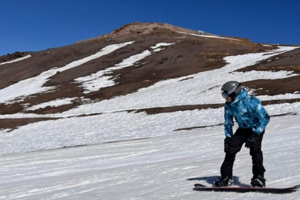 Mc Livinho curte férias esquiando no Chile