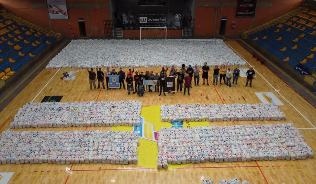 Foto: Equipe do Museu do Hip Hop e da Casa de Cultura Hip Hop de Esteio organizando as 60 toneladas de alimentos arrecadadas no Ginásio Municipal de Esteio / Crédito: DPlay