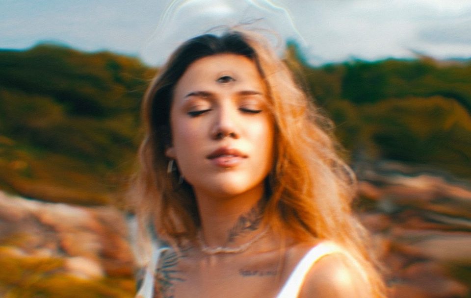 Elana Dara lança "Telepatia", Single leva a produção de Ajaxx