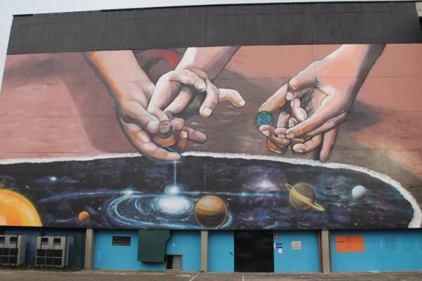 Painel artístico gigante nos leva para um “Cosmos Brincante” no CEU Perus
