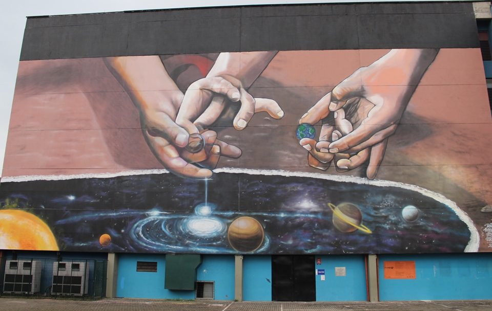 Painel artístico gigante nos leva para um “Cosmos Brincante” no CEU Perus