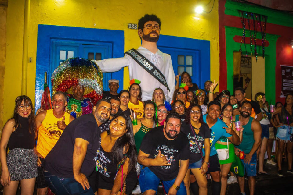 Pela 1ª vez, boneco gigante de Renato Russo desfila na Terça-Feira de Carnaval em Olinda (PE)