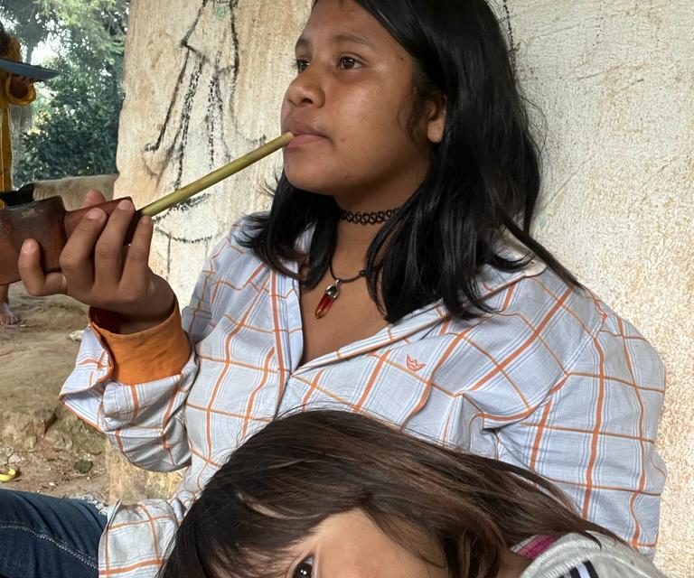 Aldeia liderada por mulheres indígenas recebe apoio de coletivo para valorização de sua cultura e tradições