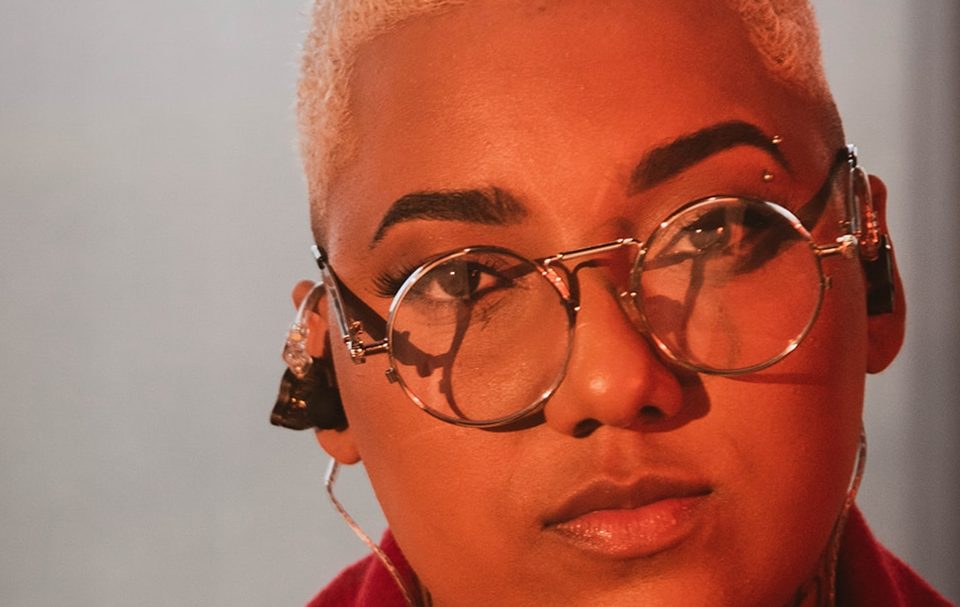 Iza Sabino versa sobre amor e abraça a diversidade das relações femininas em novo EP, “Amor dói”