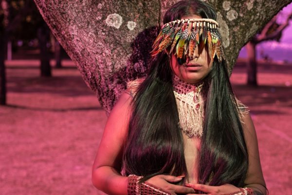 Kaê Guajajara explora ‘ancestralidade e futuro’ em ritmos dançantes no novo álbum, “Zahytata”