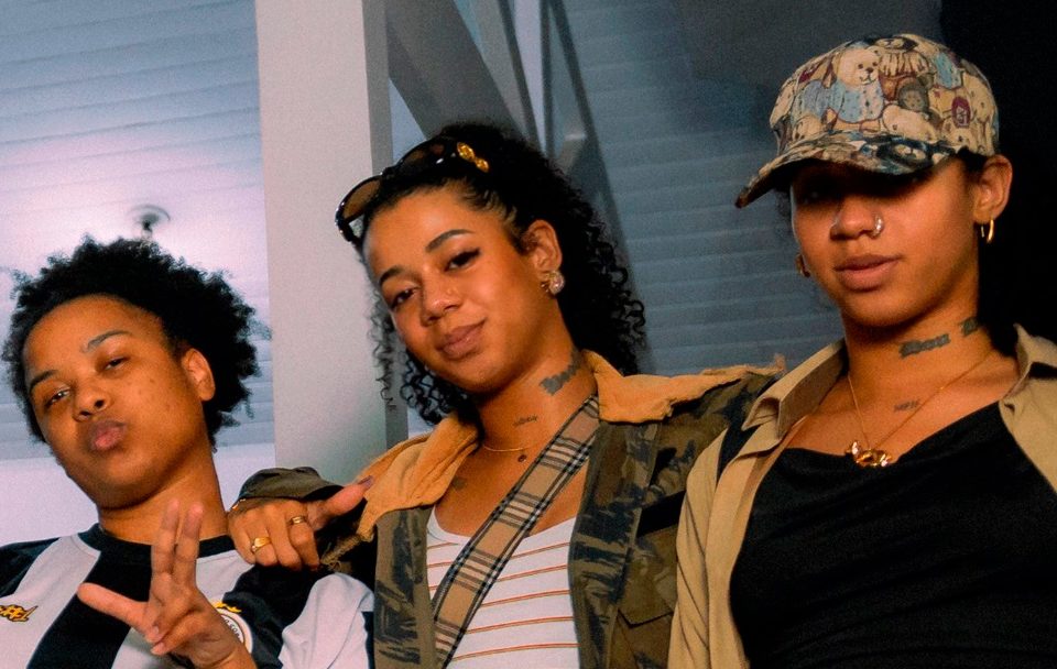 MC Luanna e Tasha & Tracie batem de frente com o mundo em novo single, “Combate”