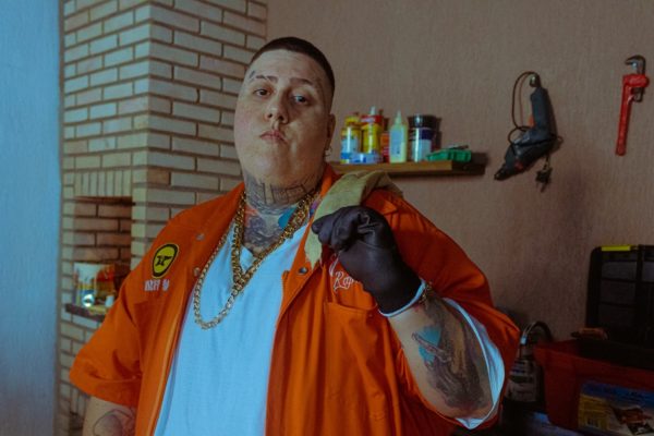 Jupi77er, que também compõe a dupla Rap Plus Size, segue trabalhando os visuais do seu último álbum 