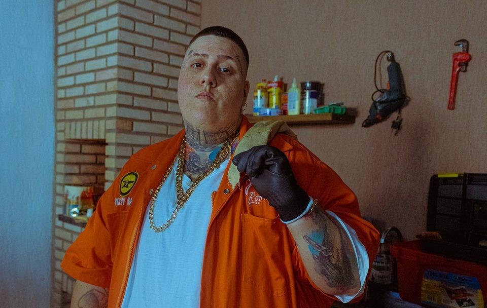 Jupi77er, que também compõe a dupla Rap Plus Size, segue trabalhando os visuais do seu último álbum "RG" e lança nesta quarta feira 17/05 o clipe da música LEGÍTIMO.