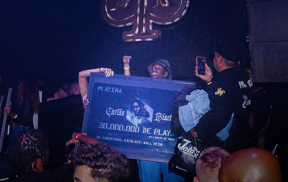 MC Caverinha ganha Certificado de Platina da Som Livre por “Cartão Black” e se torna o artista mais jovem a chegar ao topo do Spotify Brasil