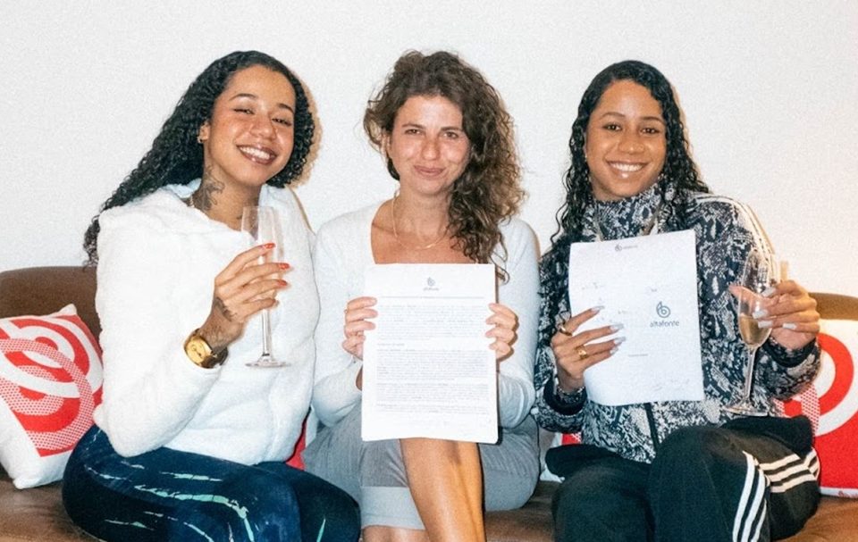 Tasha & Tracie ao lado de Heloisa Aidar, sócia e diretora da Editora da Altafonte