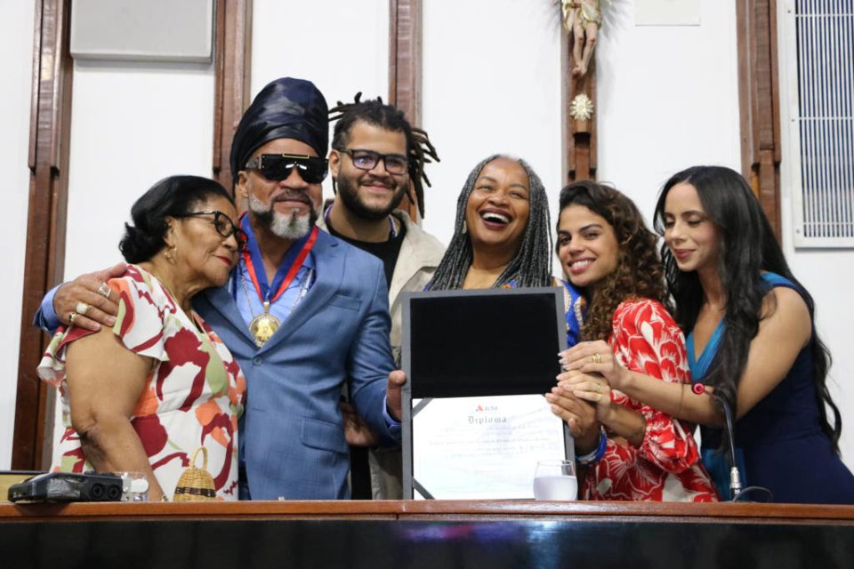 Carlinhos Brown recebe a Comenda 2 de julho da Assembleia Legislativa da Bahia