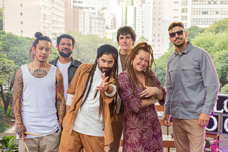 “Na Trilha do Bloco com Elas” chega a todos aplicativos de música nesta sexta-feira, 9 de junho, com nomes femininos em destaque do gênero como Tati Portella (Ex Chimarruts), Denise D'Paula (Ex Filosofia Reggae), Mariana Coelho (Ex The Voice), Manu Testa e Bells.