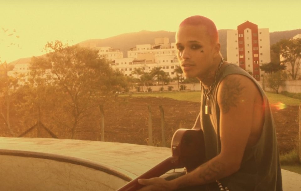 Capturando a essência das aspirações pessoais, Vitão lança clipe do single "Olhar Pro Lado": "fala sobre sonhos, realizações e tomar banho pelado"