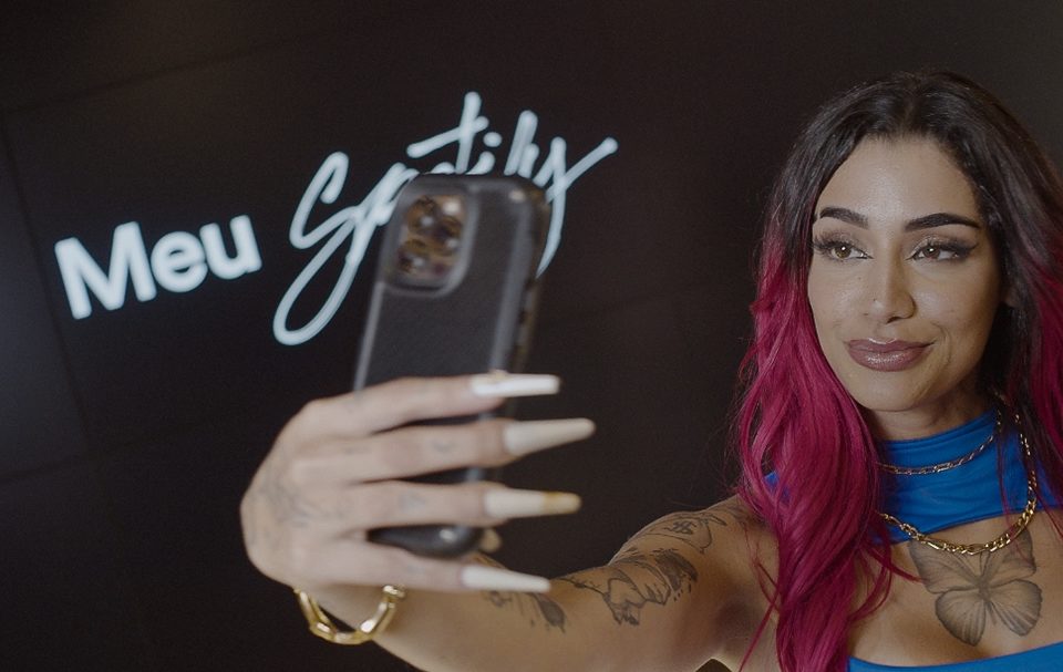 Azzy conta o que escuta para elevar a auto estima na playlist Gostosa Posturada no Spotify