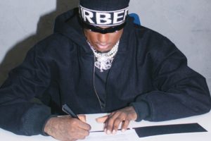 O Trapper Derek assina contrato com a Universal Music Brasil