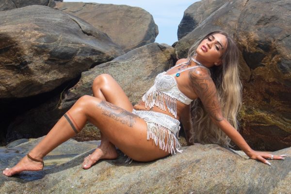 Esbanjando sensualidade, Nabrisa lança single inédito com clipe na praia