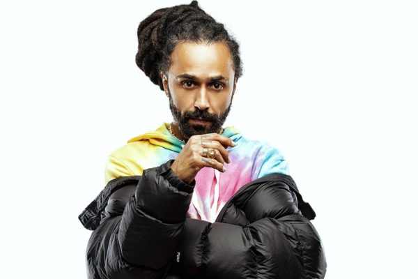 Msário, ex-integrante do Pentagono, participa da festa