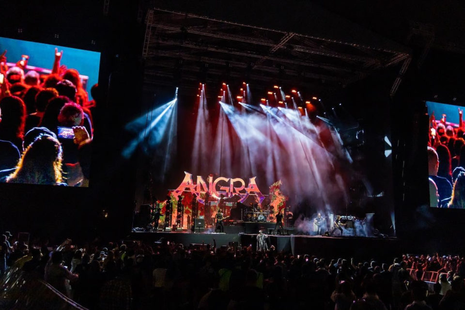 Angra faz apresentação em Santos, neste domingo (16)