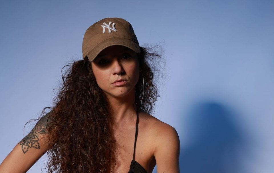 Misturando Samba, Rap e R&B, Kami Cruz lança o álbum