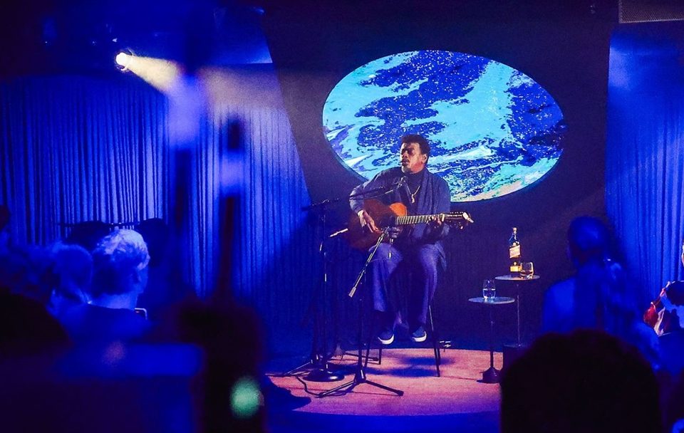 Seu Jorge recebe convidados especiais para uma experiência incrível com show intimista, em sua casa