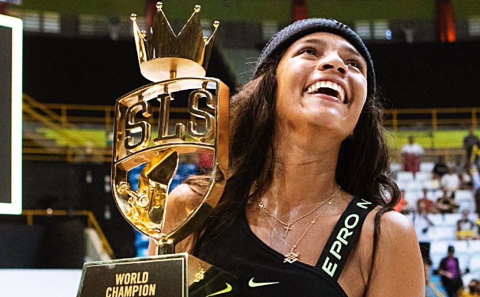 Rayssa Leal com a taça da SLS Reprodução/ Instagram SLS